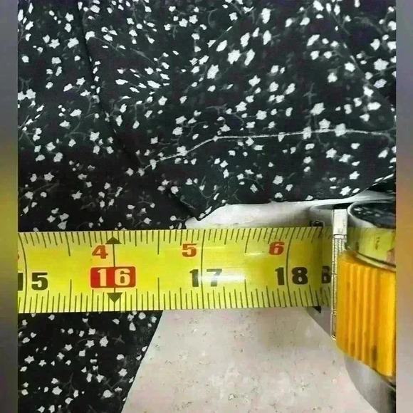 Lulu’s Black And White Floral Print
Twist-Front Mini Dress Size Small - Picture 11 of 12